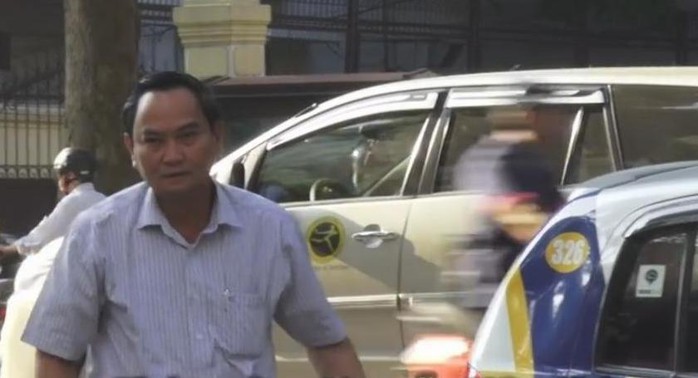 
Thứ trưởng Nguyễn Hữu Chí đi làm bằng taxi - Ảnh cắt từ clip của VNE
