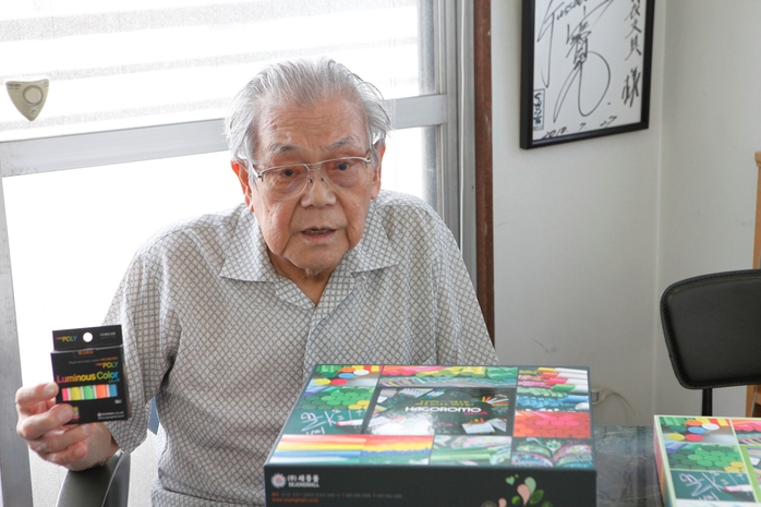 Ông Takayasu Watanabe và sản phẩm phấn viết của gia đình Ảnh: REUTERS