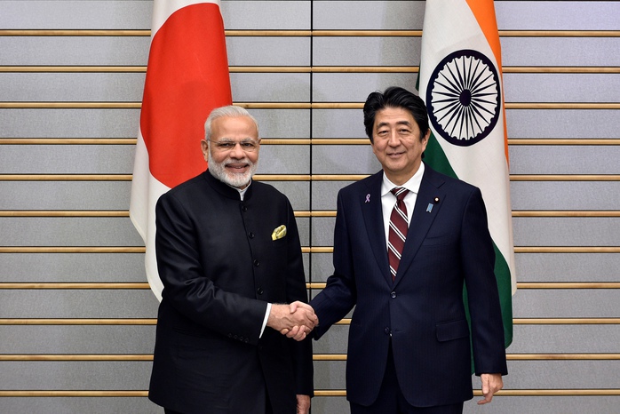 Thủ tướng Ấn Độ Narendra Modi (trái) và Thủ tướng Nhật Bản Shinzo Abe trong cuộc gặp tại Tokyo hôm 11-11 Ảnh: REUTERS