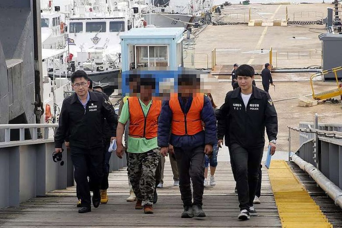 Ngư dân Trung Quốc bị bắt vì cáo buộc đánh bắt trái phép ngoài khơi TP Incheon – Hàn Quốc gần đây Ảnh: EPA