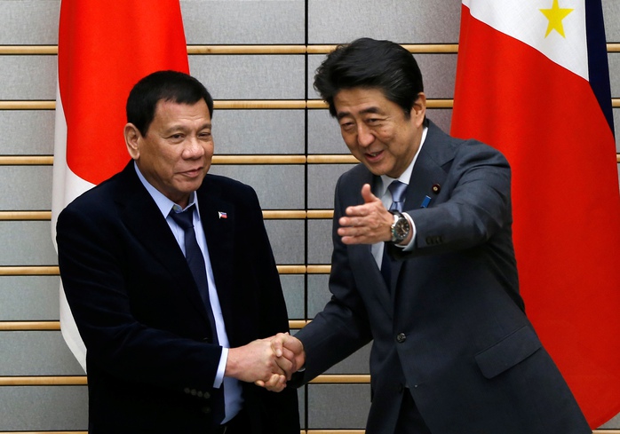 Tổng thống Philippines Rodrigo Duterte (trái) gặp Thủ tướng Nhật Bản Shinzo Abe (phải) hôm 26-10 Ảnh: Reuters