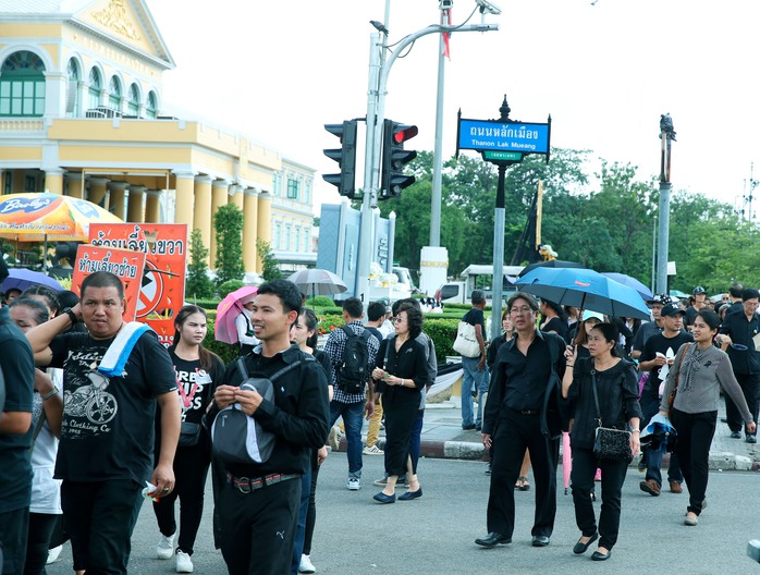 
Người dân Thái Lan mặc áo đen trong quốc tang
