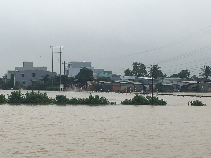 
Một khu dân cư phường Nhơn Bình, TP Quy Nhơn đang bị cô lập do ngập nước
