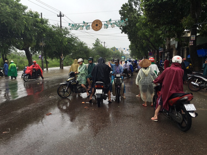 
Nước ngập sâu trên đường Hùng Vương, TP Quy Nhơn khiến giao thông bị chia cắt
