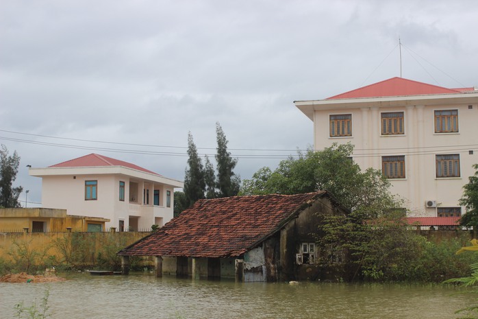 
Nhiều căn nhà ở Bình Định ngập gần đến nóc
