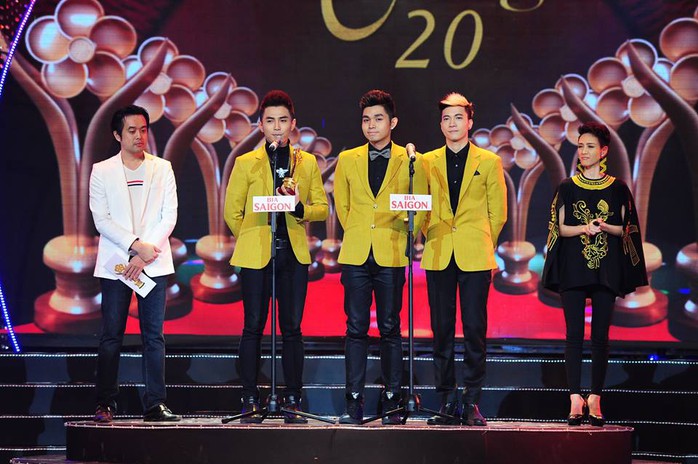 
Nhóm hát 365 nhận giải Nhóm hát được yêu thích nhất tại lễ trao Giải Mai Vàng 20-2014
