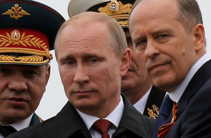 
Tổng thống Nga Vladimir Putin (giữa) đã ra lệnh tăng cường an ninh. Ảnh: Reuters
