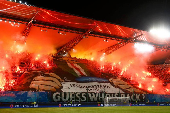 
Fan Legia Warsaw đốt pháo sáng trên sân trước khi đụng độ với cảnh sát
