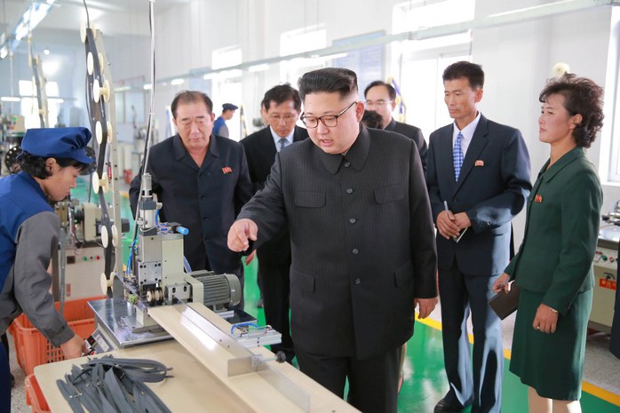 
Ông Kim trong chuyến thăm nhà máy Mangyongdae ở thủ đô Bình Nhưỡng ngày 7-10. Ảnh: REUTERS
