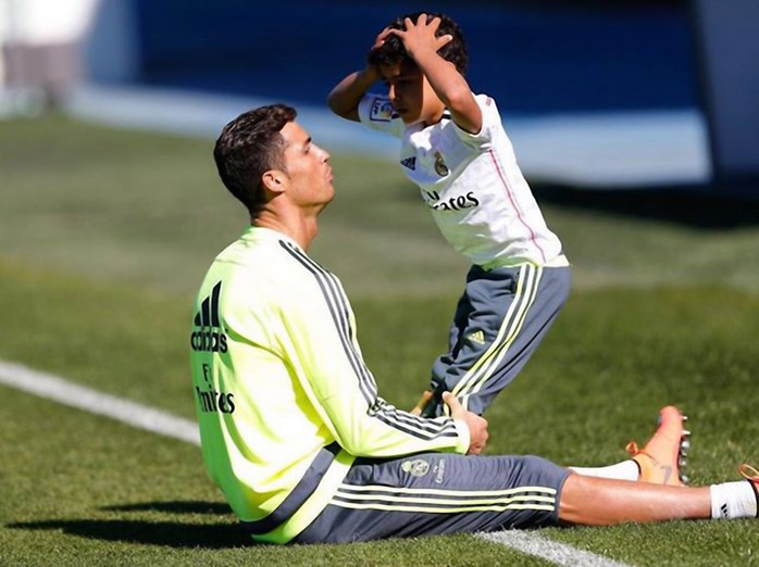 
Ronaldo tập luyện cho con trai
