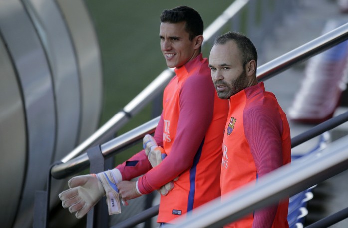 Andres Iniesta, bên phải, và thủ môn dự bị Jordi Masip nghỉ ngơi giữa buổi tập hôm 2-12