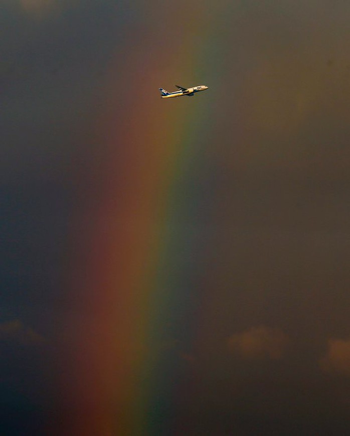 Một chiếc máy bay bay giữa cầu vồng ở Đài Bắc, Đài Loan khi năm mới sắp tới. Ảnh: EPA