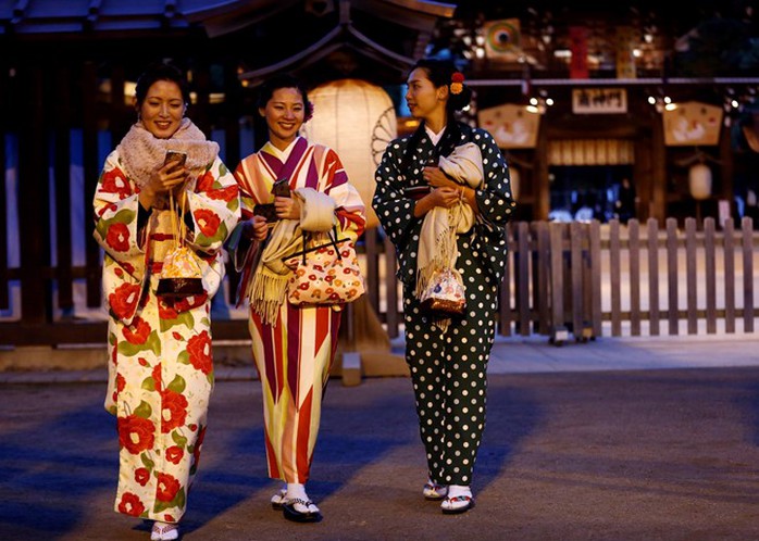 Phụ nữ Nhật trong trang phục Kimono có mặt tại đền Meiji ở Tokyo. Đây là nơi hàng trăm người Nhật đến cầu nguyện vào năm mới. Ảnh: Reuters