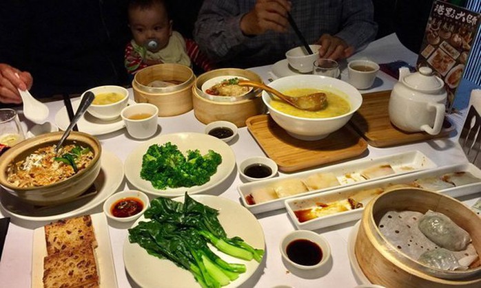 Bữa ăn đón năm mới ở Đài Loan. Ảnh: Guardian