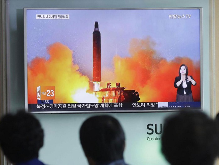
Triều Tiên chịu nhiều lệnh trừng phạt cứng rắn vì hành động phóng tên lửa, thử hạt nhân. Ảnh: AP

