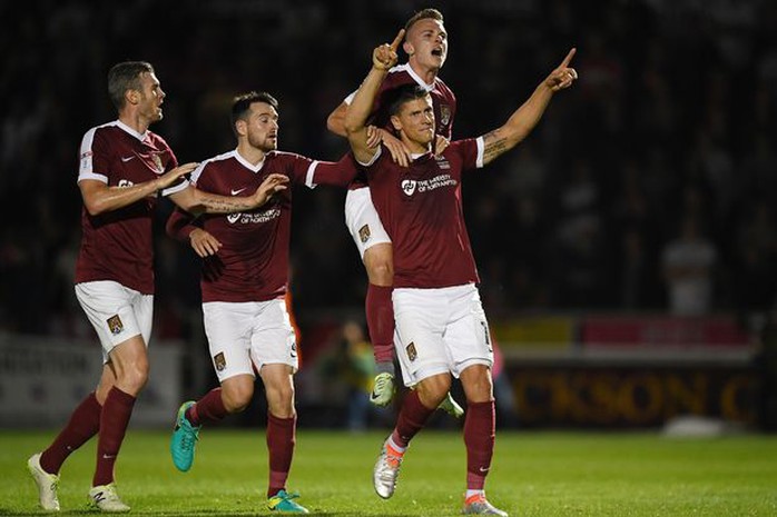 Northampton vui mừng với bàn gỡ 1-1 từ chấm 11 m