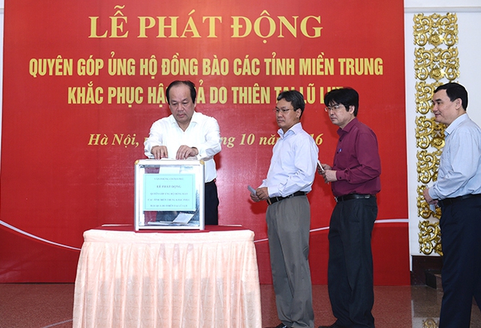 
Các Phó Thủ tướng và cán bộ Văn phòng Chính phủ quyên góp ủng hộ đồng bào miền Trung
