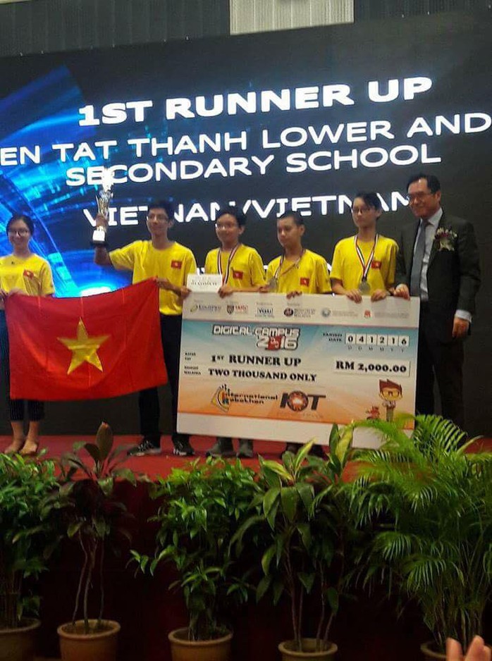 Các học sinh trường THCS-THPT Nguyễn Tất Thành, Hà Nội giành giải nhì cuộc thi