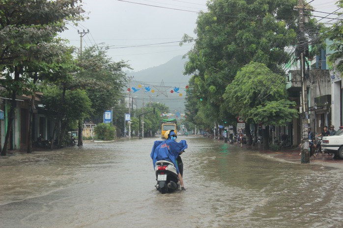 
Nhiều tuyến đường trong nội thành Quy Nhơn cũng bị ngập nặng trong đợt mưa lũ này
