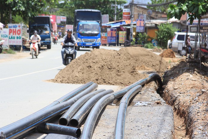 Các dự án mở rộng mạng lưới cấp nước ở huyện Bình Chánh, TP HCM đang gấp rút thực hiện để kịp công bố trước ngày 5-12