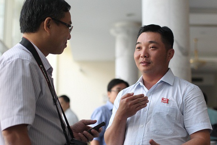 
Ông Lê Trương Hải Hiếu, Chủ tịch UBND quận 12 trả lời phỏng vấn Báo Người Lao Động. Ảnh Hoàng Triều
