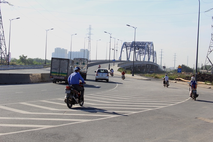 
Đường Võ Chí Công đoạn dẫn lên cầu Phú Hữu
