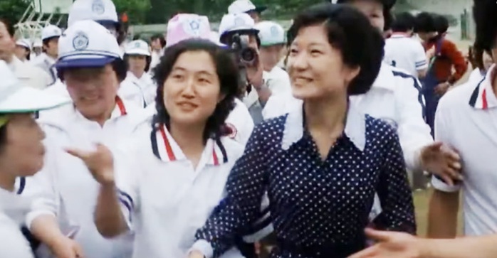 
Ảnh chụp bà Park Geun-hye và bà Choi Soon-sil (trái) tại một sự kiện năm 1979. Ảnh: Chosun.
