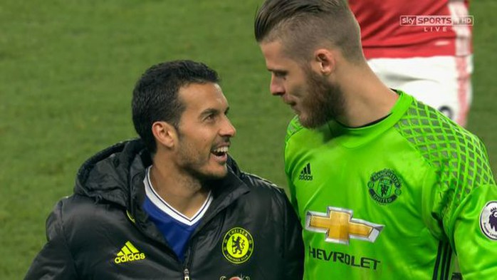 
Thủ môn De Gea trò chuyện vui vẻ với Pedro sau trận thua 0-4 của M.U
