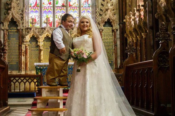 
James và Chloe đã có thể tiến hành những nghi thức lễ cưới một cách bình thường nhớ chiếc thang gỗ 4 bậc đặc biệt. Ảnh: WBNews
