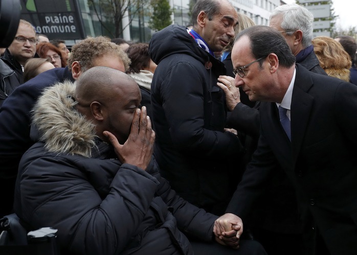 Tổng thống Pháp Francois Hollande (bìa phải) tại lễ tưởng niệm bên ngoài sân vận động Stade de France hôm 13-11 Ảnh: REUTERS