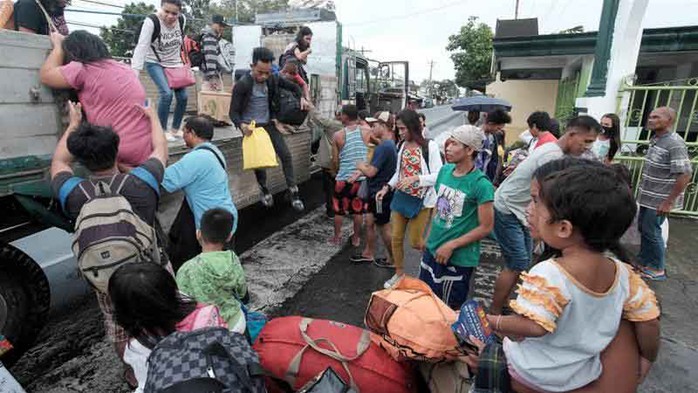 Nhiều người dân tại vùng Bicol đi sơ tán để tránh siêu bão Nock-ten Ảnh: EPA