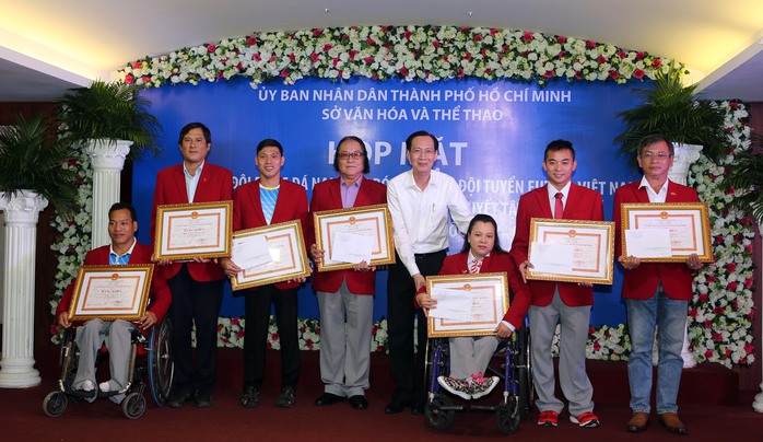 Phó chủ tịch UBND TP HCM Lê Thanh Liêm trao thưởng cho các VĐV - HLV khuyết tật Việt Nam đoạt thành tích tại Paralympic Rio 2016