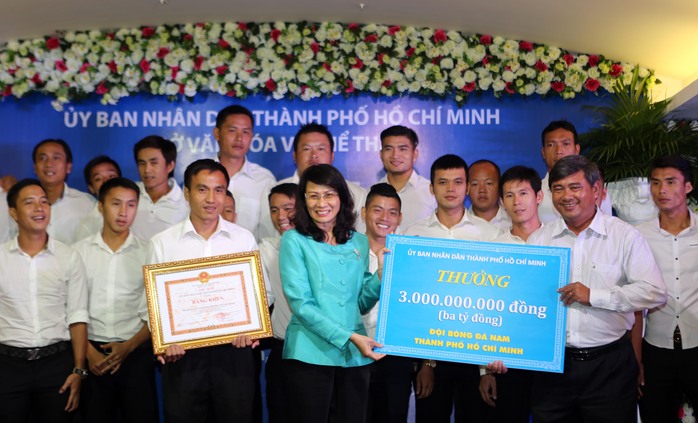 
Phó chủ tịch UBND TP HCM Nguyễn Thị Thu trao thưởng cho đội bóng đá nam
