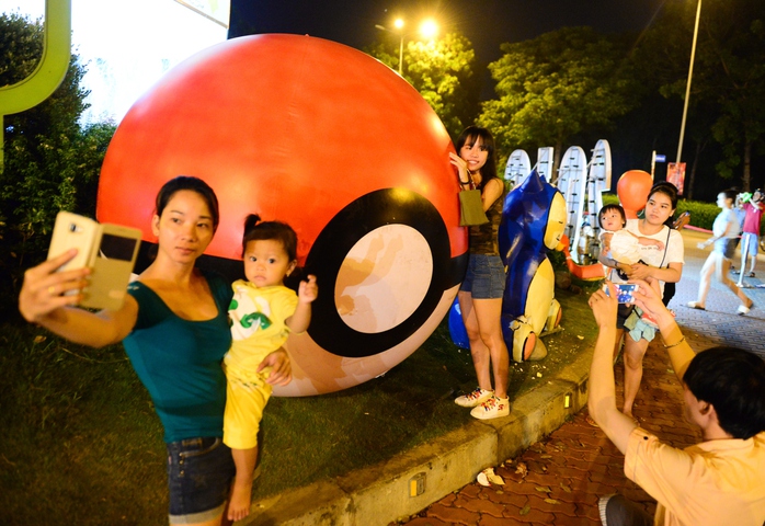 
Khá đông người dân TP.HCM dắt trẻ em đến phố lồng đèn Pokemon tại Khu đô thị Celadon City (quận Tân Phú, TP HCM) tham quan, chụp ảnh.
