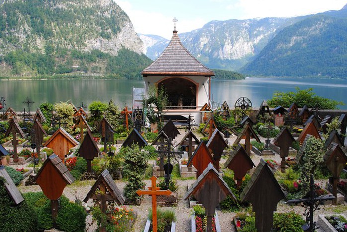 Ngôi nhà xương sọ nằm trong lòng thị trấn Hallstatt xinh đẹp. Ảnh: Thesun.