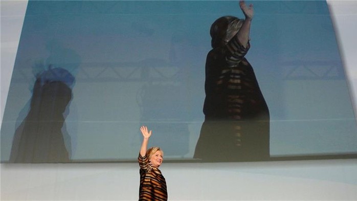 
Bà Clinton trở lại chiến dịch chạy đua vào Nhà Trắng trong âm thanh của bài hát kinh điển “I Feel Good”. Ảnh: Reuters
