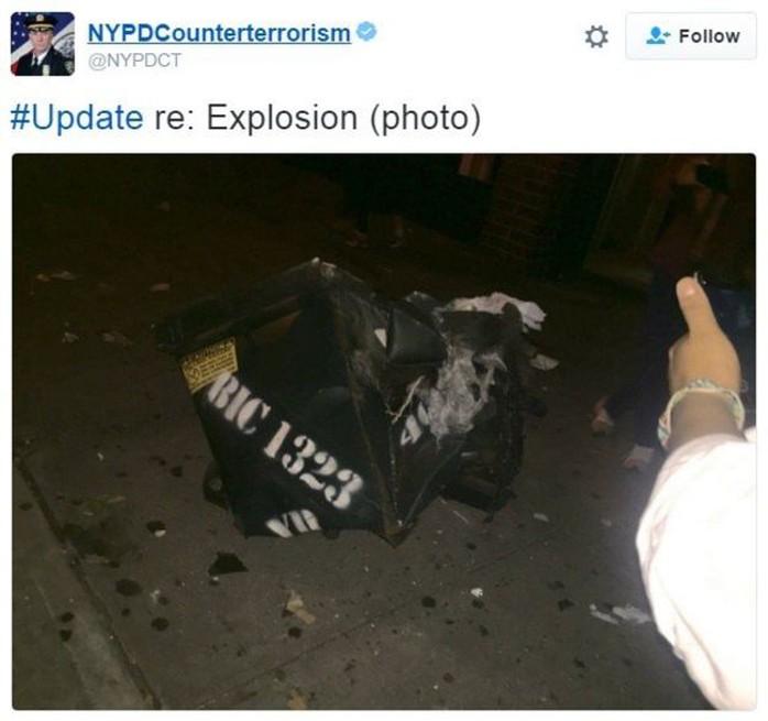 
Chiếc thùng rác bị hư hại sau vụ nổ. Ảnh: Sở Cảnh sát New York
