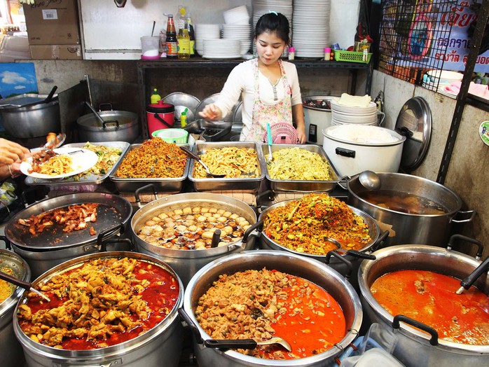 Thức ăn đường phố Bangkok luôn đậm đà sắc hương vị. Ảnh: Pinterest