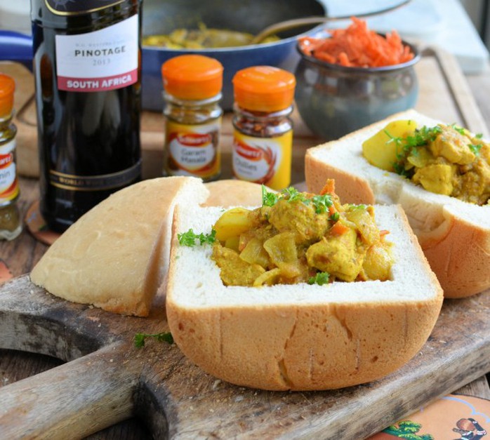 Bánh mì nhồi cà ri nổi tiếng của Durban. Ảnh: lavenderandlovage.com