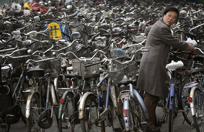 
Bãi xe đạp ngồn ngộn ở Bắc Kinh. Ảnh: Daily Mail
