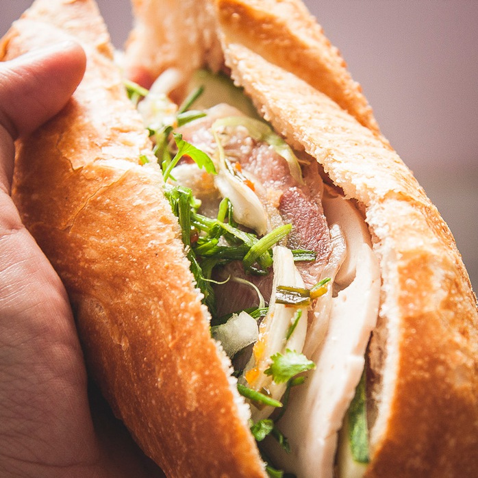 Bánh mì của Việt Nam cũng là món ăn đường phố lừng danh. Ảnh: buffalotrip.com