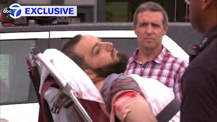 Ahmad Khan Rahami trên xe cứu thương. Ảnh: ABC News