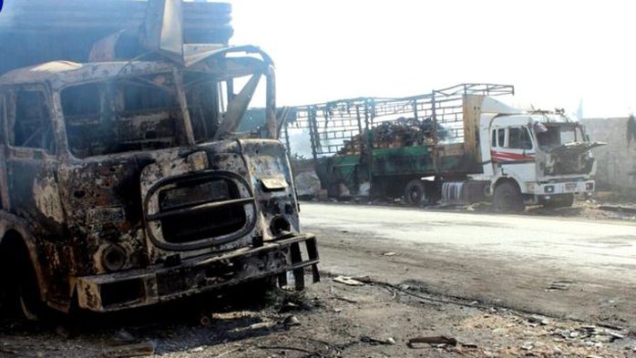 
Ít nhất 18 xe tải trong đoàn xe 31 chiếc đã bị phá hủy. Ảnh: EPA
