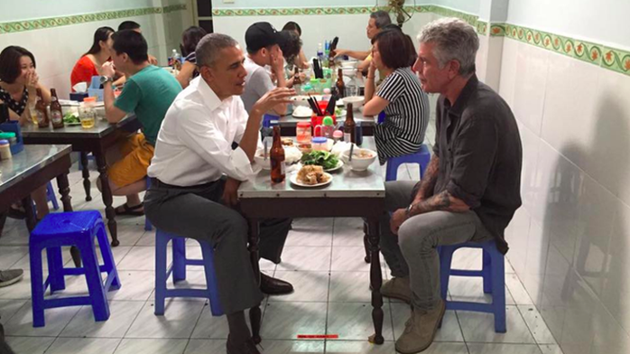 Ông Bourdain và Tổng thống Obama thưởng thức bún chả ở Hà Nội. Ảnh: Anthony Bourdain.