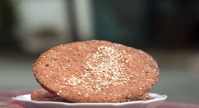 Bánh có màu đỏ của chao và vị béo của mè - Ảnh: BẢO KHÔI