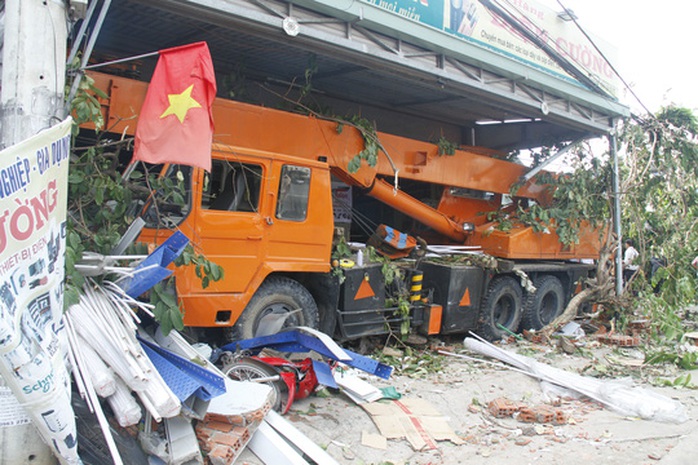 
Xe cẩu nằm trọng trong cửa hàng điện dân dụng (cũng là nhà dân) trên mặt tiền quốc lộ 13
