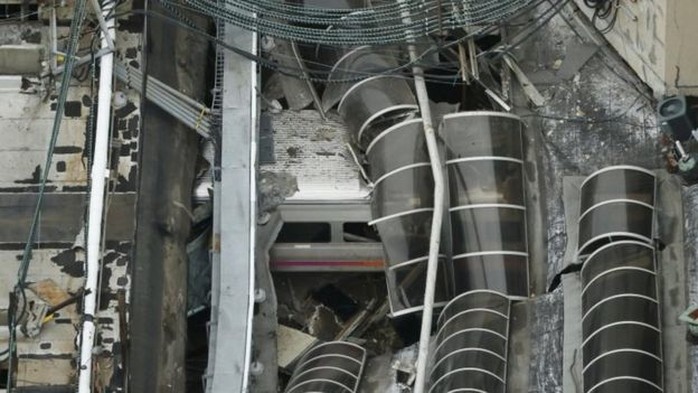 
Nhà ga hư hại sau cú tông của xe lửa. Ảnh: Reuters

