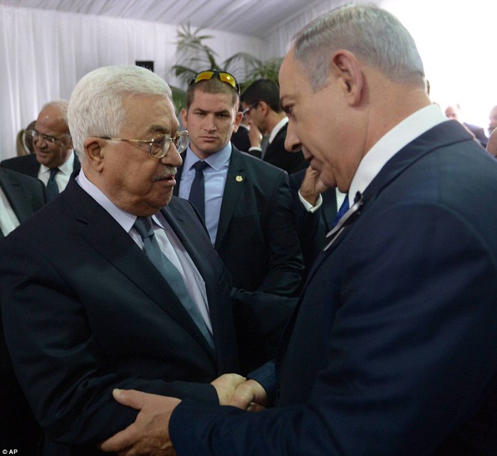 
Cái bắt tay của Tổng thống Palestine Mahmoud Abbas với Thủ tướng Israel Benjamin Netanyahu được gọi là khoảnh khắc lịch sử trong lễ tang của cựu Tổng thống Shimon Peres. Ảnh: AP
