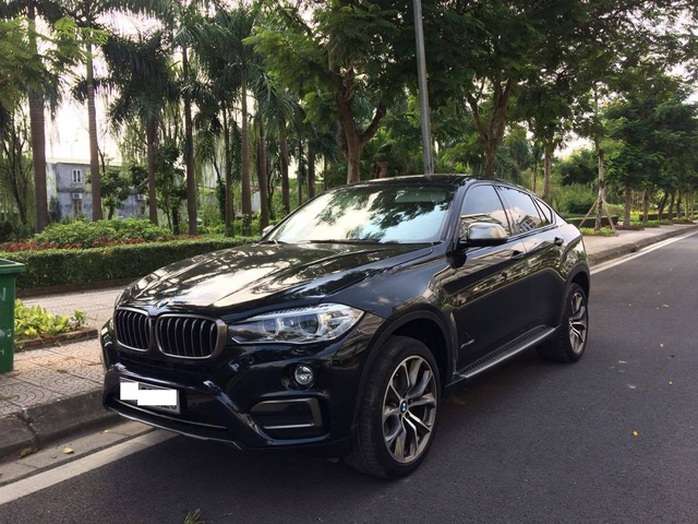 Một chiếc xe khá đắt tiền - BMW X6 có giá từ 3,389 tỉ đồng tại Việt Nam của một chủ nhân trong khu nhà ở cho người thu nhập thấp