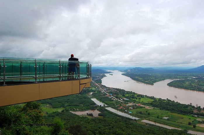 
Isan là cách gọi của vùng Đông Bắc Thái Lan, được bao quanh một phần bởi sông Mekong. Trong đó, cực bắc của vùng này là tỉnh Nong Khai, sát biên giới Lào và chỉ cách thủ đô Viêng Chăn chừng 30 km. Nổi tiếng ở đây là cây cầu kính hình chữ U, được xây dựng trên một vách đá với khung cảnh ngoạn mục bên dưới. Ảnh: Udonnews
